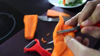 Hướng Nghiệp Á Âu - Nghệ Thuật Cắt Tỉa: Học cắt tỉa con tôm từ cà rốt